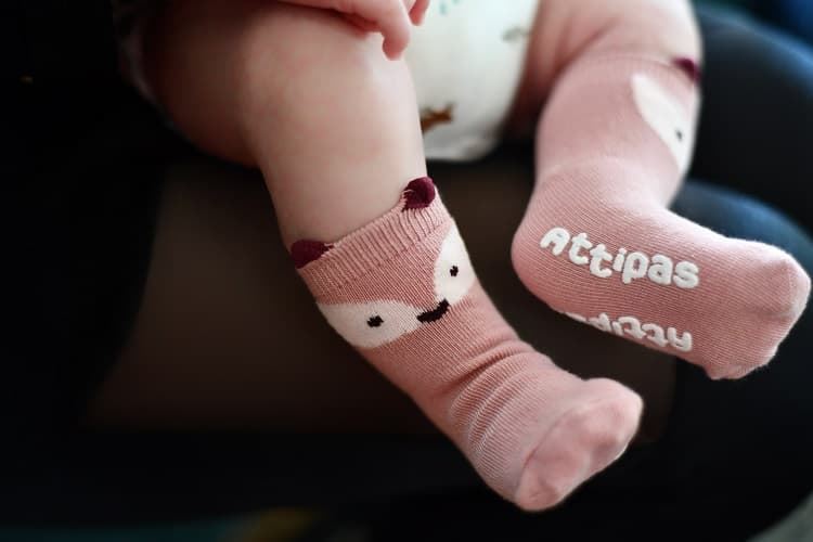 Peek a Boo – Calcetines antideslizantes para zapatos para bebés y niños  antideslizantes de algodón