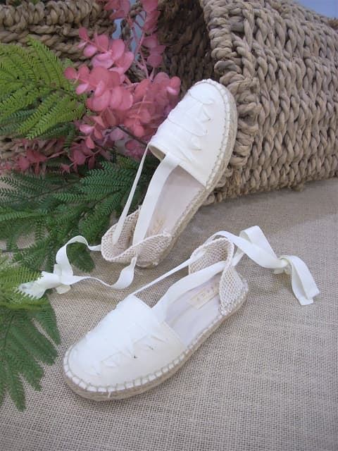 Beige Communion girl espadrilles with ribbons - Image 2