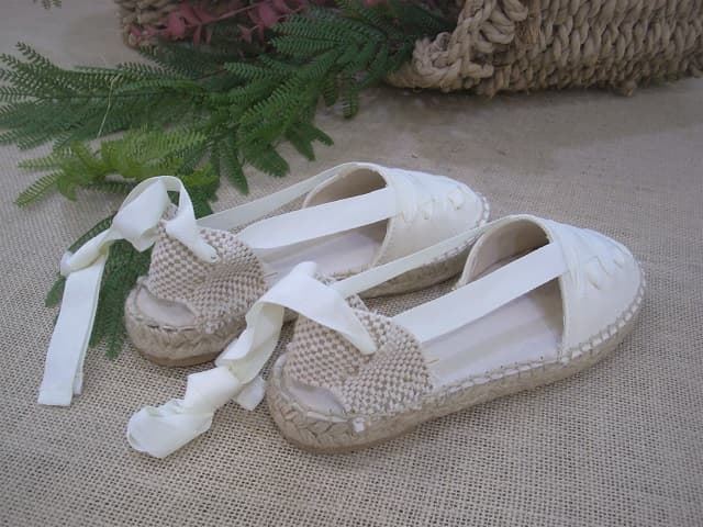Beige Communion girl espadrilles with ribbons - Image 4